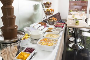 Petit déjeuner buffet (16 EUR par personne)