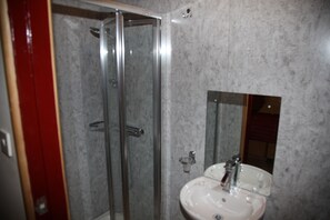 Ducha, artículos de tocador gratuitos, secador de pelo, toallas