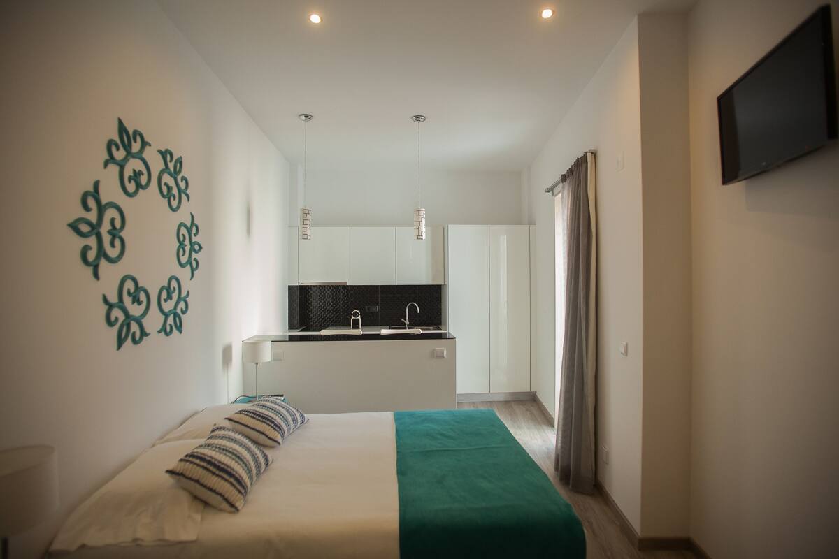 Premium bedding, desk, soundproofing, iron/ironing board (on request)
