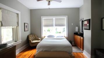 Deluxe Cabin Sixteen | Individually decorated, individually furnished, iron/ironing board