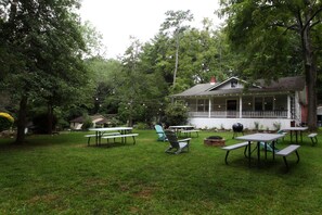 Courtyard - The Pines Cottages (Asheville)