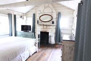 Cabin One | Premium bedding, individually decorated, individually furnished - The Pines Cottages (Asheville)