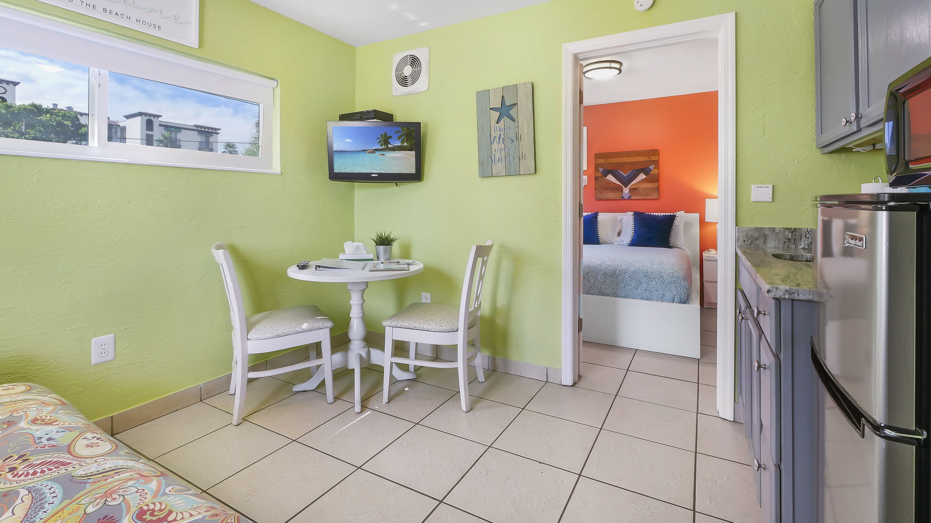 基础套房, 1 间卧室, 简易厨房 | 起居区 | 32-英寸纯平电视（配备数码频道）、电视、流媒体服务