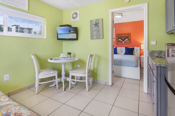 Basic Suite, 1 Bedroom, Kitchenette | Living area | 32-inch flat-screen TV with digital channels, TV, Netflix
