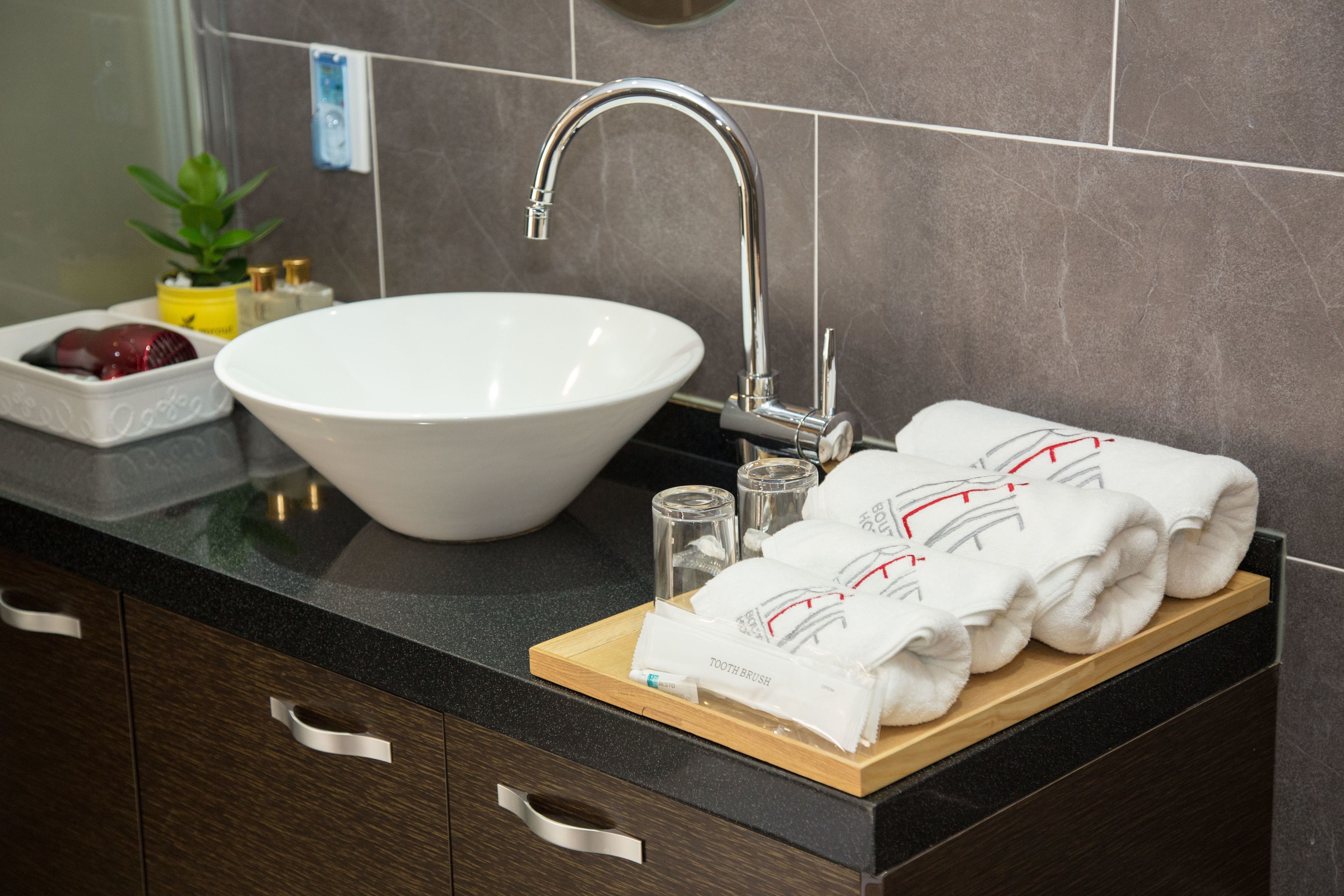 suite | bathroom sink