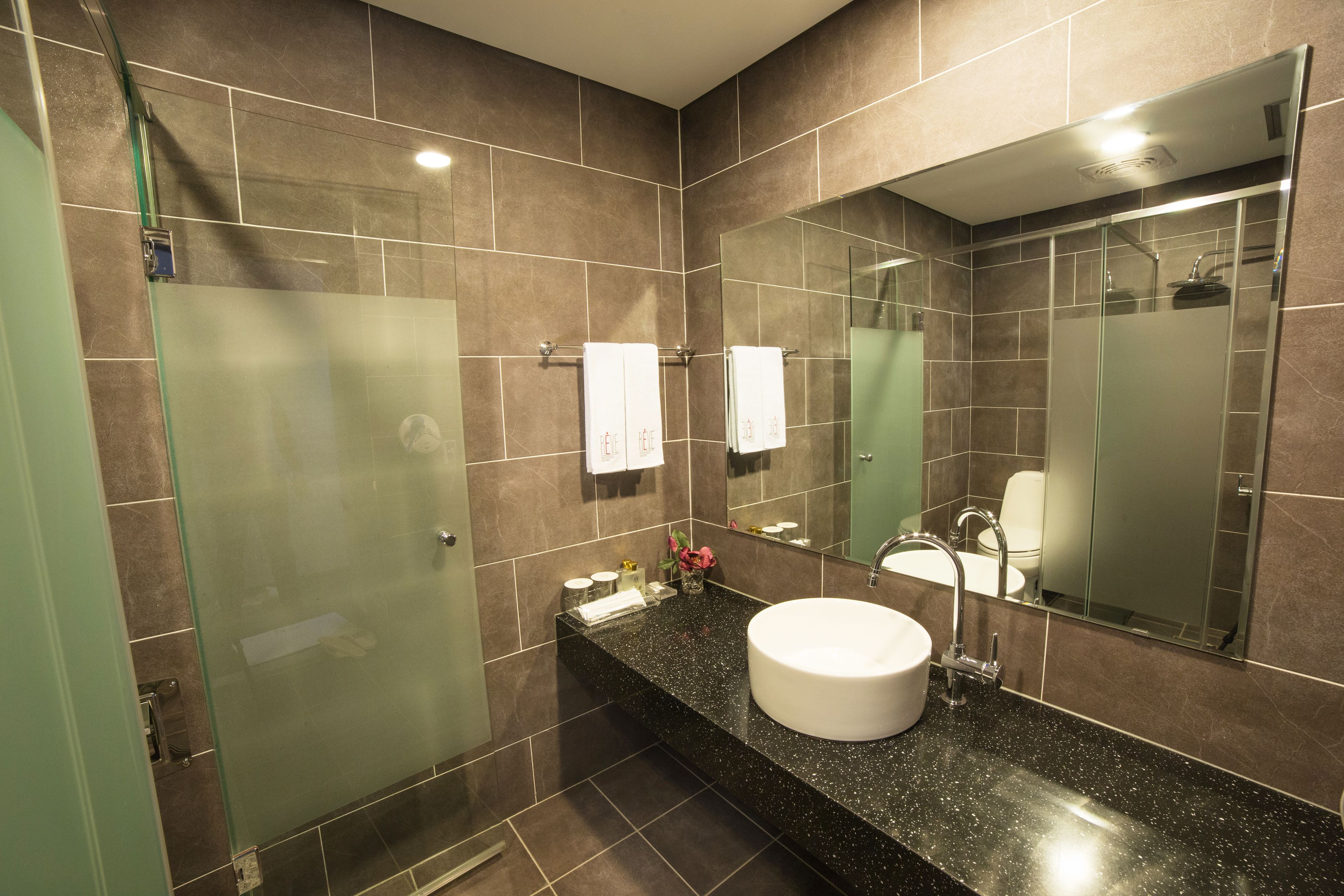 standard twin room | bathroom | free toiletries, hair dryer, slippers, heated floors