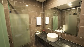Standard Twin Room | Bathroom | Free toiletries, hair dryer, slippers, heated floors