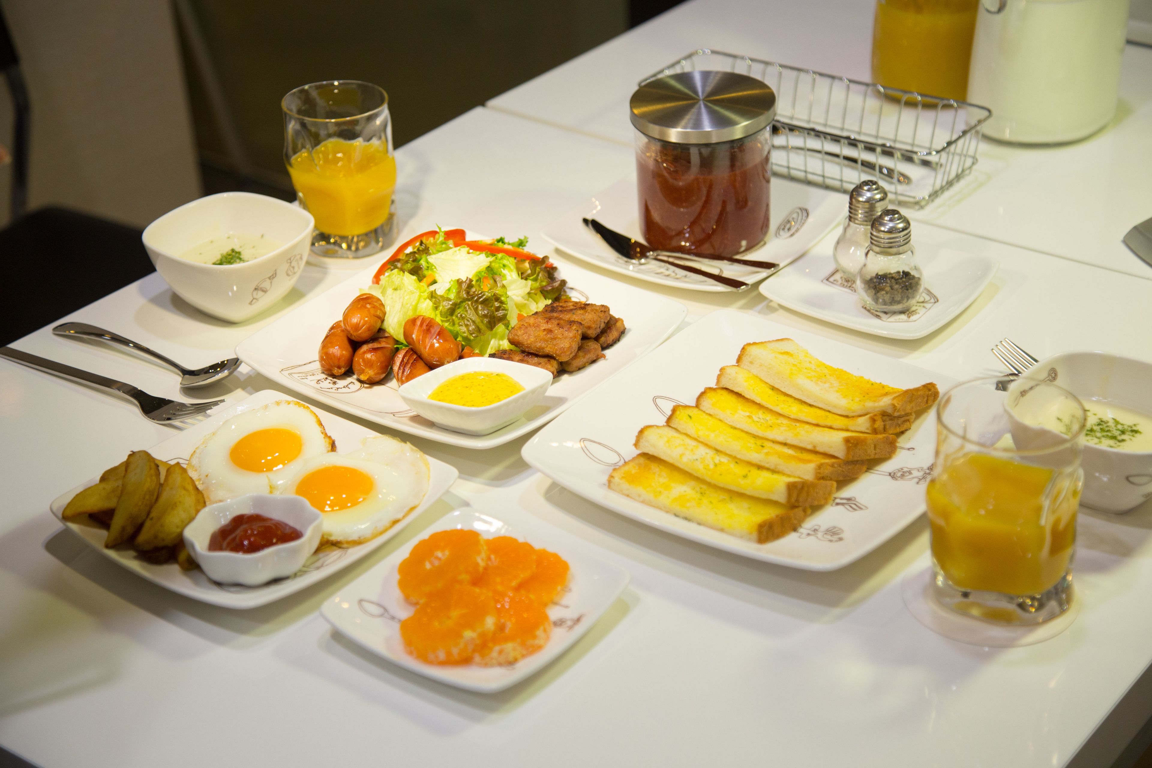 daily continental breakfast (krw 15000 per person)