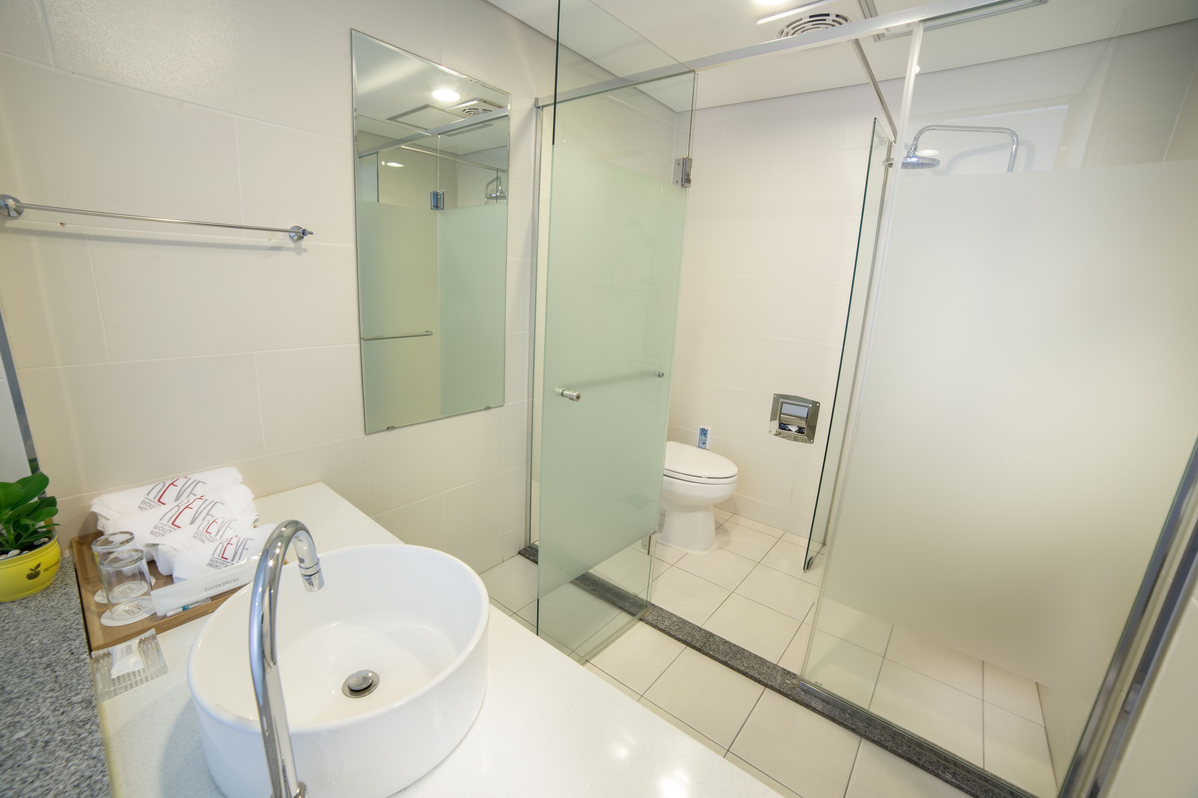 deluxe twin room | bathroom | free toiletries, hair dryer, slippers, heated floors