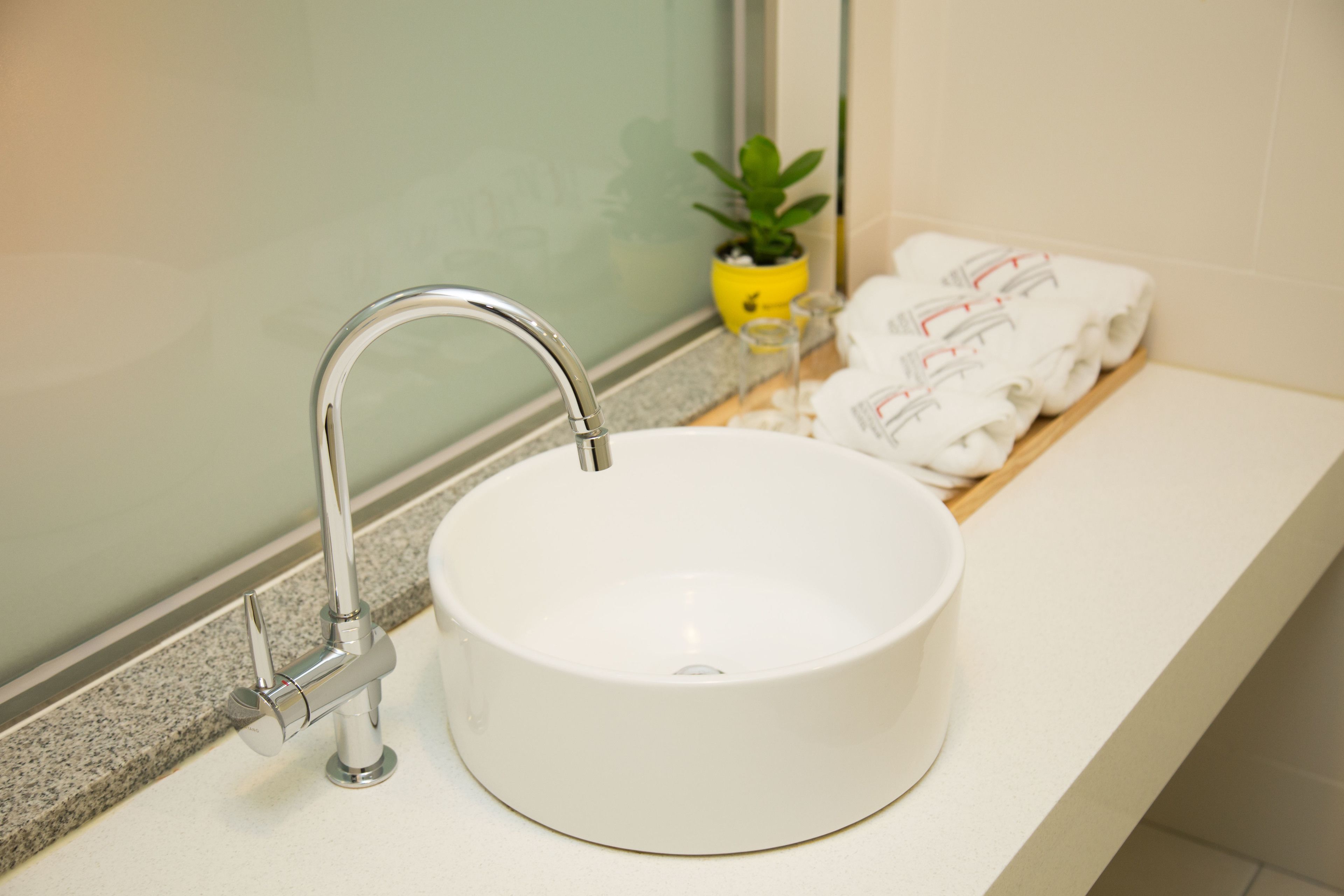 deluxe twin room | bathroom sink