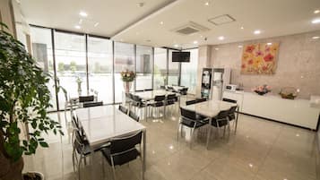 Daily continental breakfast (KRW 15000 per person)