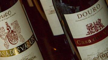Botellas de vino con etiquetas que indican 'Douro' y 'Casa dos Varejos'.