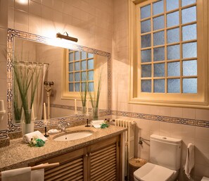 A bathroom with a double sink, a mirror, a window, and a toilet. - Casa dos Varais (Lamego)