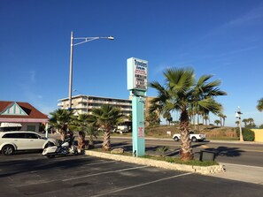 Free self-parking - Travelers Inn (Daytona Beach)