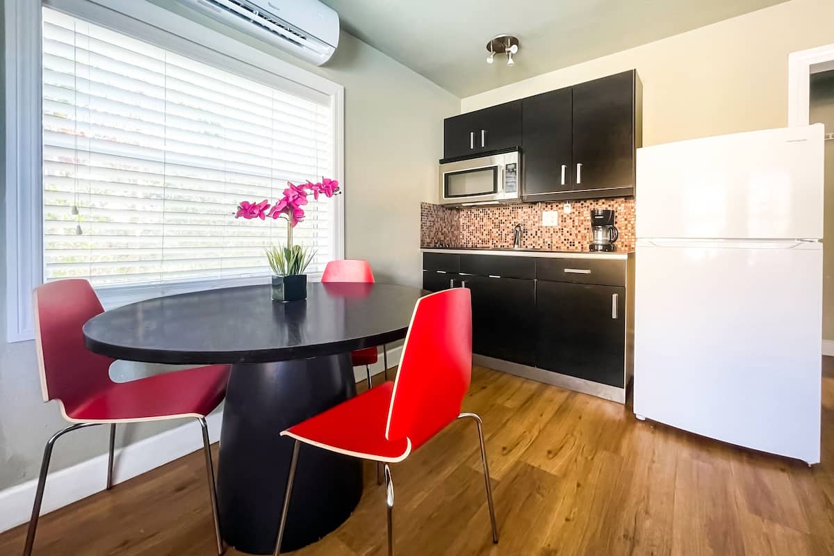 Full-size fridge, microwave, stovetop, coffee/tea maker