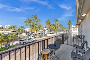 Basic Studio, 1 Queen Bed | Terrace/patio