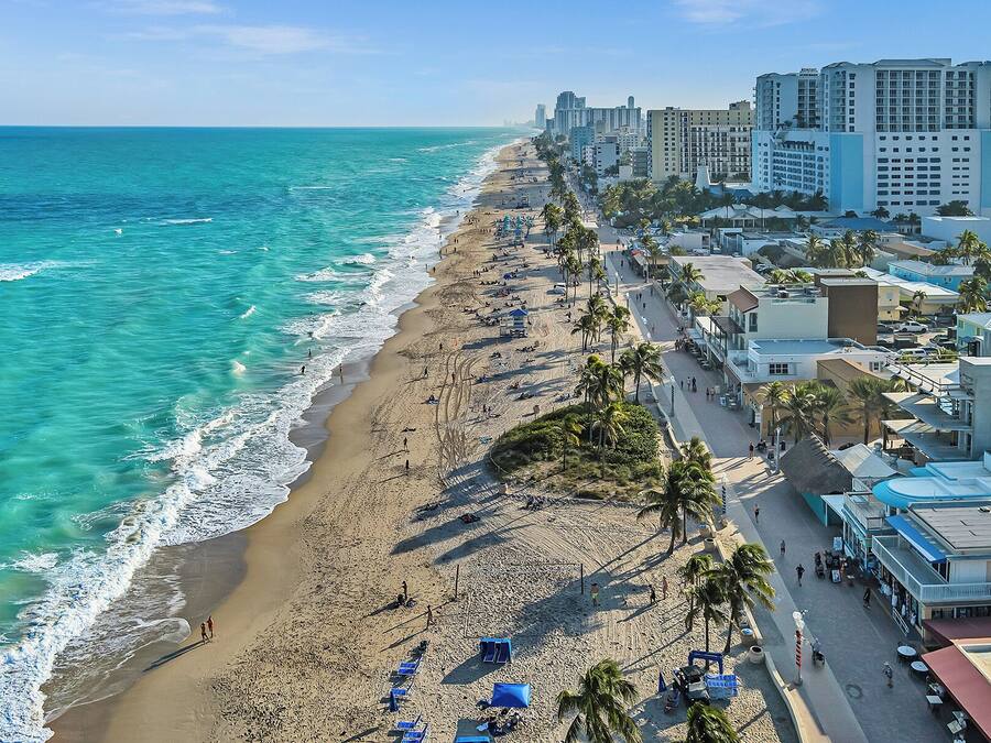 Na praia, areia branca