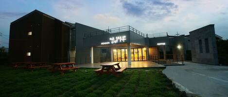 Facciata della struttura - sera/notte