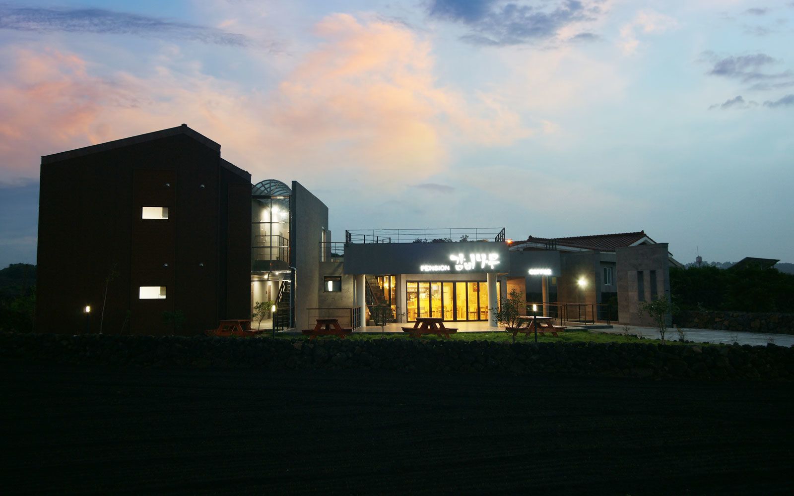 Fachada da propriedade à noite