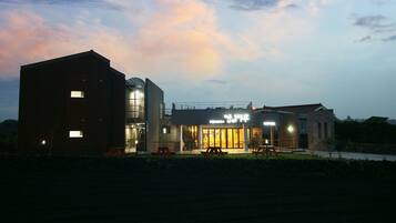 Fachada da propriedade à noite