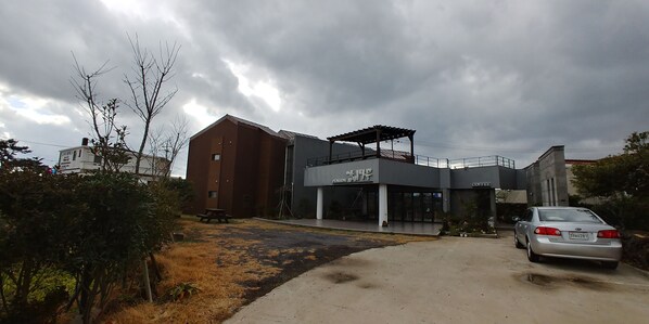 Front of property - Gambi Namu Pension (Jeju City)