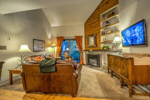 4 Bedroom, 3 Bathroom - 401 | Living area | DVD player