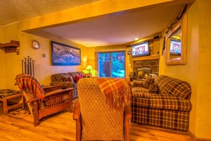 2 Bedroom, 2 Bathroom - 319 | Living area | DVD player