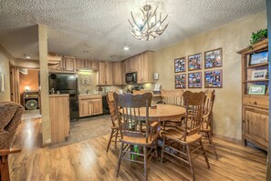 2 Bedroom, 2 Bathroom - 319 | In-room dining