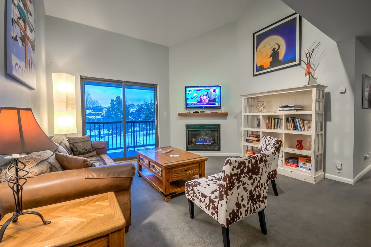 3 Bedroom, 3 Bathroom - 301 | Living area | DVD player