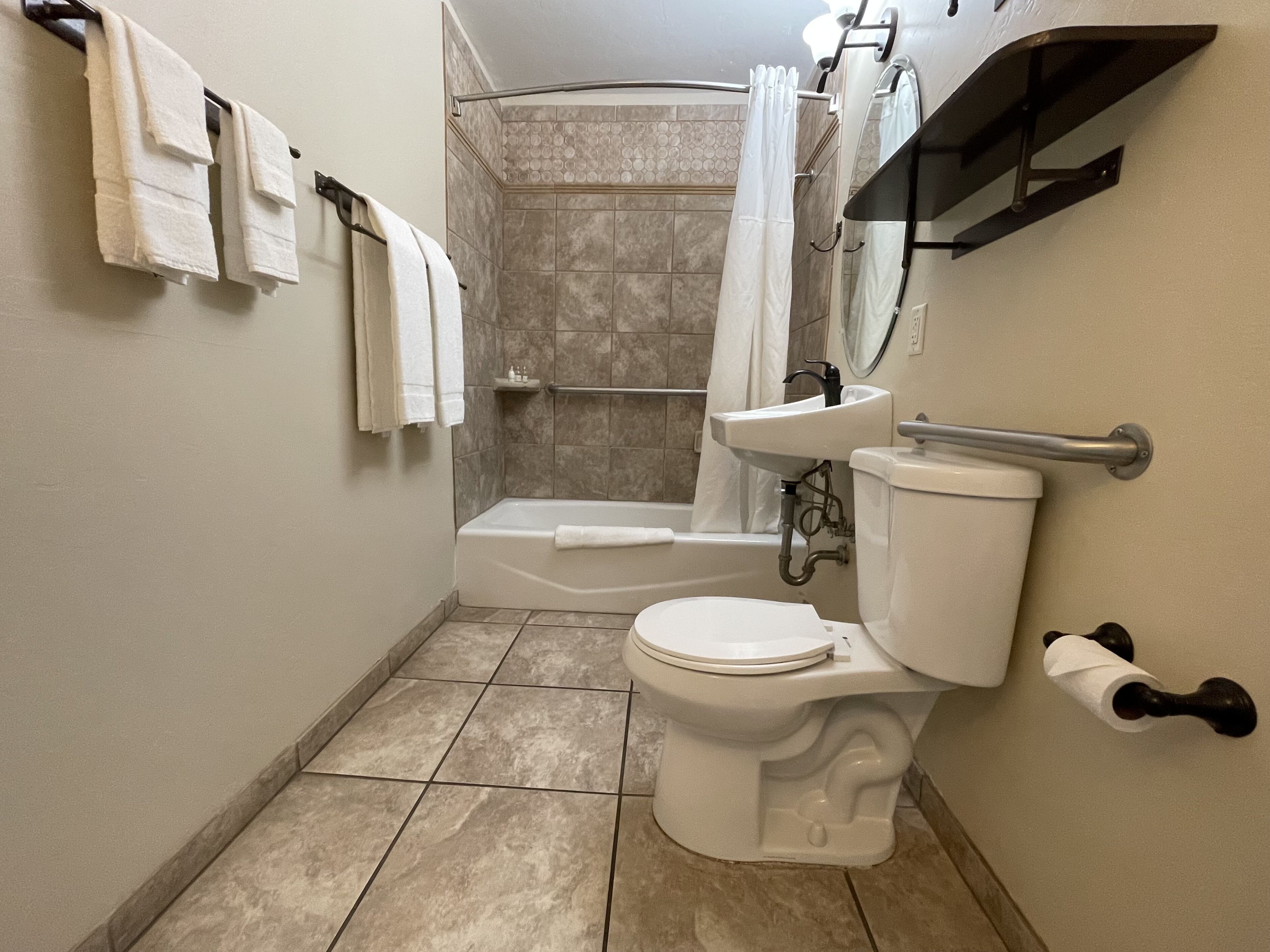 Een badkamer met toilet, wastafel en douche.