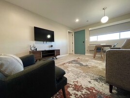 高级套房 | 起居区 | 40-英寸纯平电视 （配备卫星频道）、电视