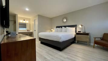 Superior Suite | Desk, laptop workspace, iron/ironing board, free WiFi