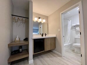 Deluxe Double Room | Bathroom | Combined shower/tub, free toiletries, hair dryer, towels