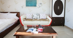 Flat-screen TV - Lapaloma Pension (Jeju City)