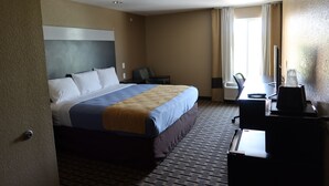 Ein Hotelzimmer mit einem Bett, einem Schreibtisch und einem Sessel.