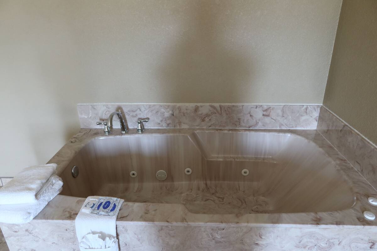 Honeymoon-Studiosuite, 1 King-Bett und Schlafsofa, Raucher | Whirlwanne
