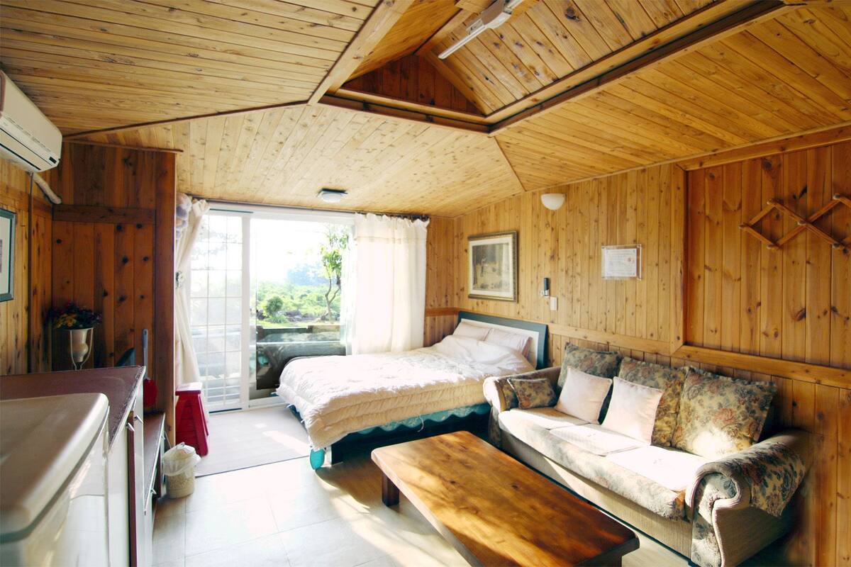 One Double Bed Room | Strykejern/-brett, ekstrasenger (mot et tillegg) og wi-fi (inkludert)