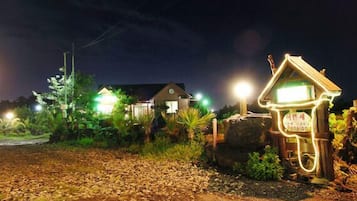 Fachada del alojamiento - Noche