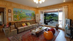 Una sala de estar acogedora con un conjunto de sofás, una mesita de centro y un cuadro en la pared.