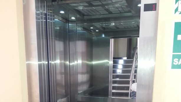 An elevator with a metallic interior and a digital display showing the number 1. - Ari's Hotel III (Iquitos)