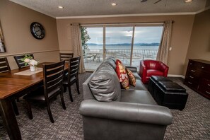 書桌、熨斗/熨衫板、嬰兒床 (收費)、摺床/加床 (收費)