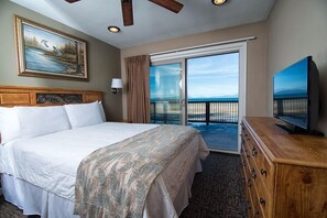 Escritorio, tabla de planchar con plancha, cunas y camas extra