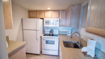 Deluxe Suite, Kitchen | Private kitchen | Fridge, microwave, coffee/tea maker, cookware/dishes/utensils