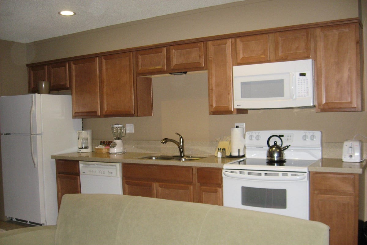Fridge, microwave, coffee/tea maker, cookware/dishes/utensils