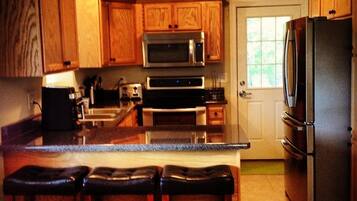 Cabin, 3 Bedrooms | Dapur peribadi | Peti sejuk/penyejuk beku saiz penuh, ketuhar gelombang mikro, dapur