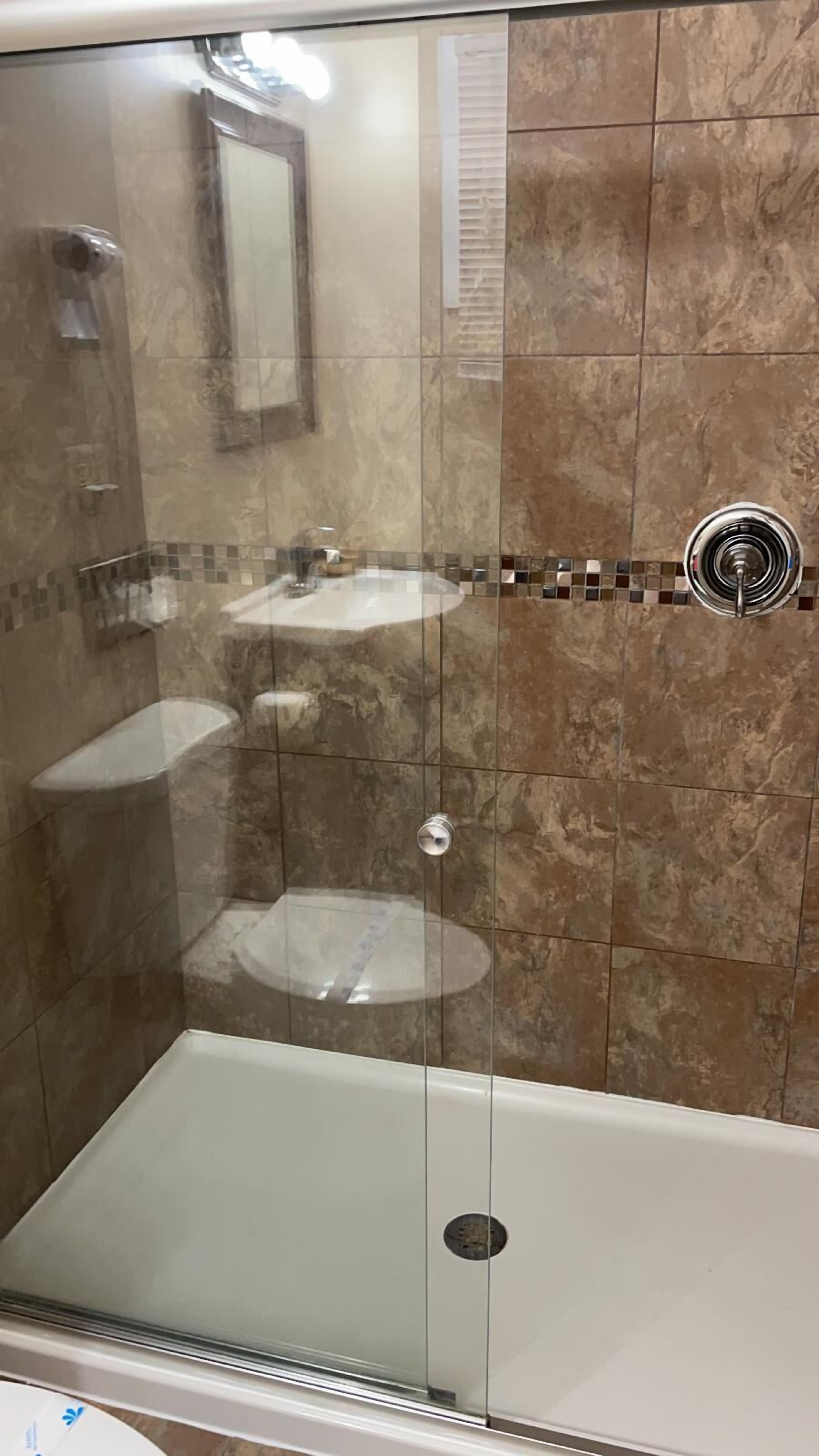 Double Room | Bathroom | Shower, free toiletries, hair dryer, towels