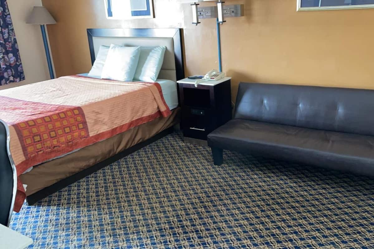 Room, 1 Queen Bed | Desk, blackout drapes, free WiFi, bed sheets