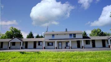 Vista frontal de la propiedad