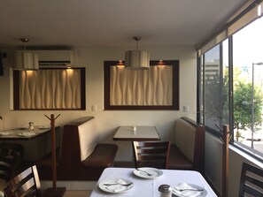 Petit déjeuner, déjeuner et dîner servis sur place