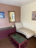 标准房, 1 张双人床, 无烟房, 冰箱和微波炉 | 浴室 | 免费洗浴用品、毛巾